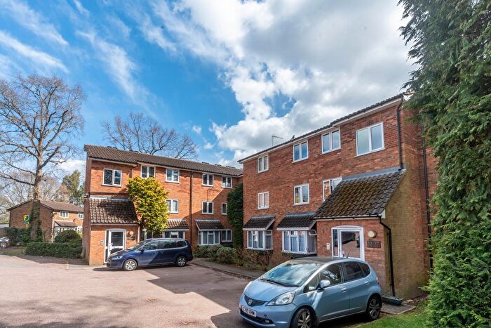 2 Bedroom Flat To Rent In Marshalls Close, London, N11