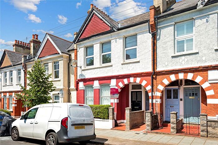 3 Bedroom Maisonette For Sale In Salterford Road, London, SW17