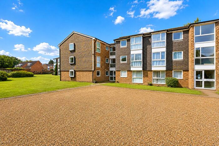 2 Bedroom Apartment For Sale In Wyedale, London Colney, St. Albans, Hertfordshire, AL2