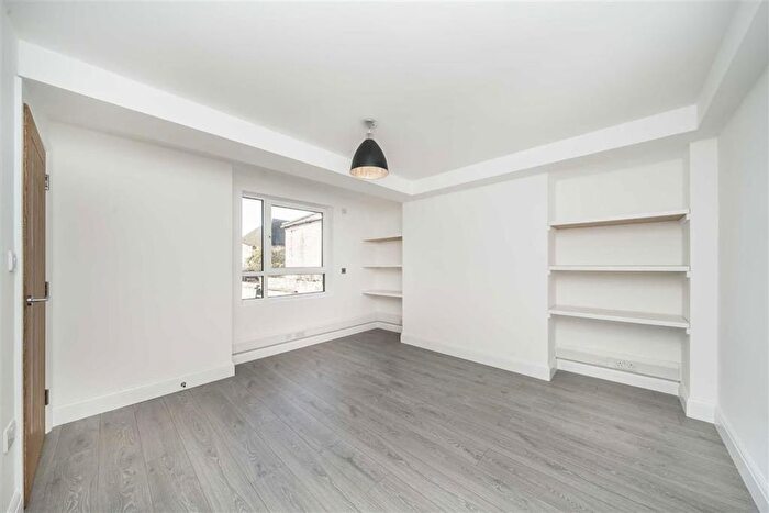 2 Bedroom Flat To Rent In Briggs Mews, London, SE12