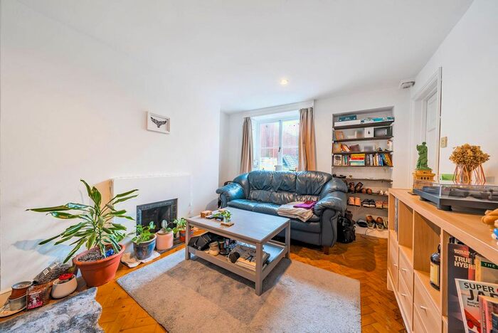 2 Bedroom Flat To Rent In Clapham Common Southside, Abbeville Village, London, SW4