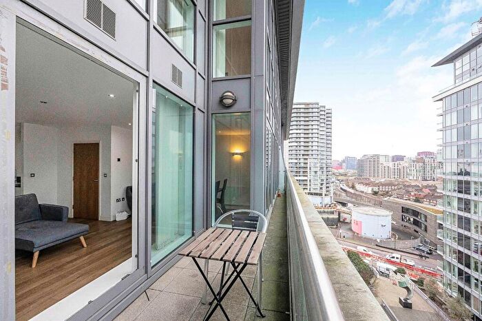 2 Bedroom Duplex To Rent In Western Gateway, Adriatic Apartments, E16