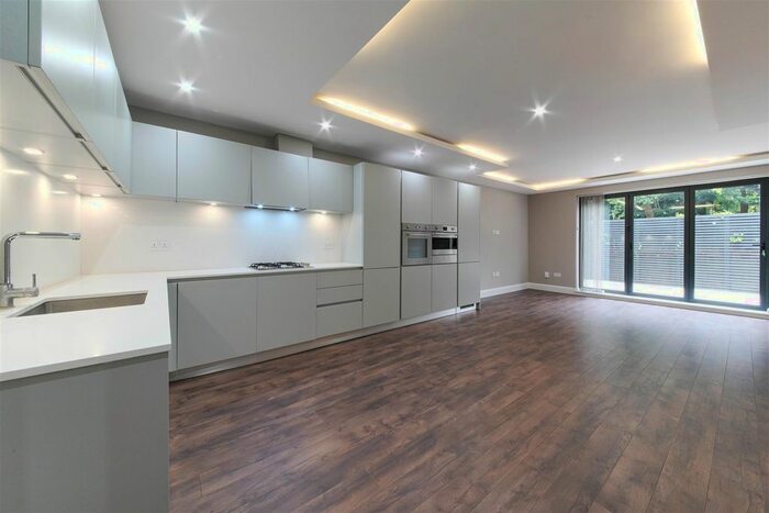 3 Bedroom Flat To Rent In Woodside Grange Road, London, N12