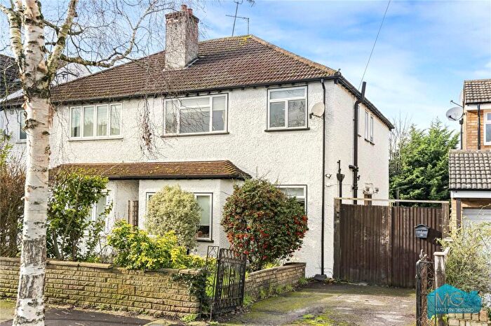 3 Bedroom Semi Detached House For Sale In Ridgeview Road, London, N20
