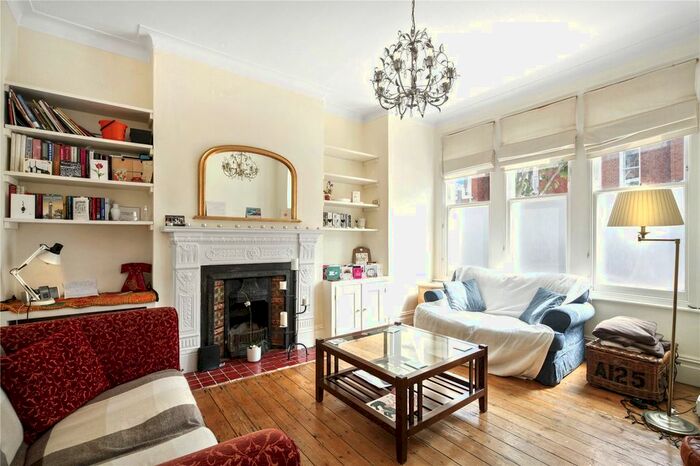 2 Bedroom Flat To Rent In Lynn Road, London, SW12
