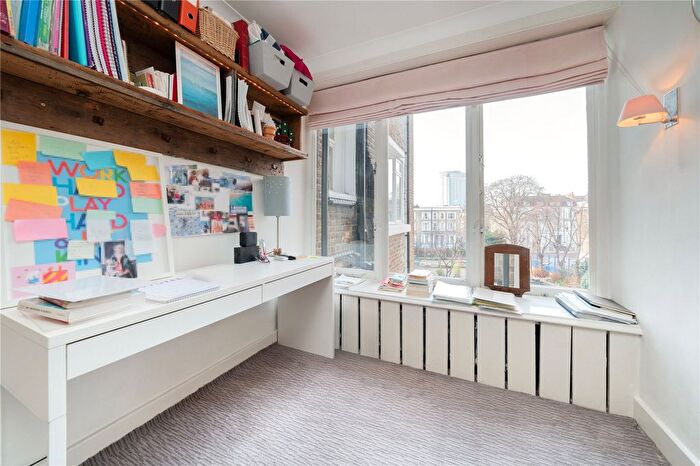 3 Bedroom Flat To Rent In Earl's Court Square, London, SW5