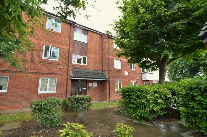 2 Bedroom Flat To Rent In Stevenson Cresent, London, SE16