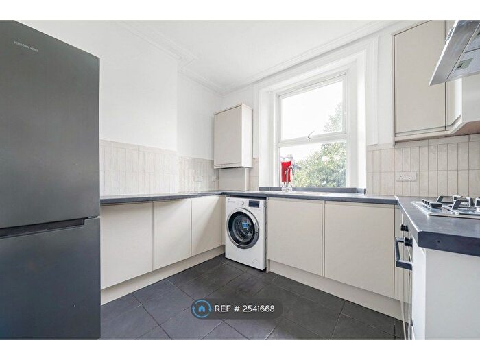 3 Bedroom Flat To Rent In Upper Maisonette, London, SE5