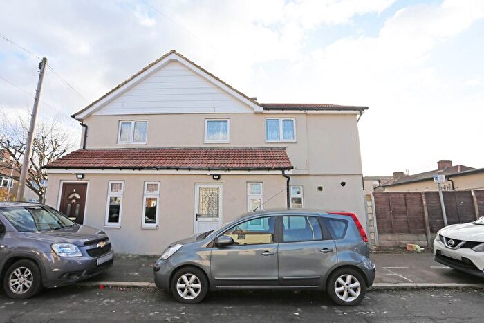 4 Bedroom Semi Detached House To Rent In Sterry Gardens, Dagenham, RM10