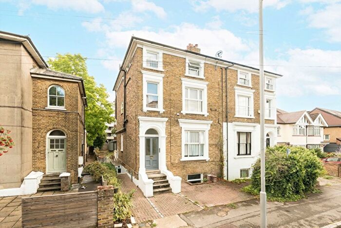 2 Bedroom Flat For Sale In King Charles Road, Surbiton, KT5