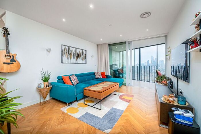 1 Bedroom Flat To Rent In Southwark Bridge Road, Elephant And Castle, London, SE1