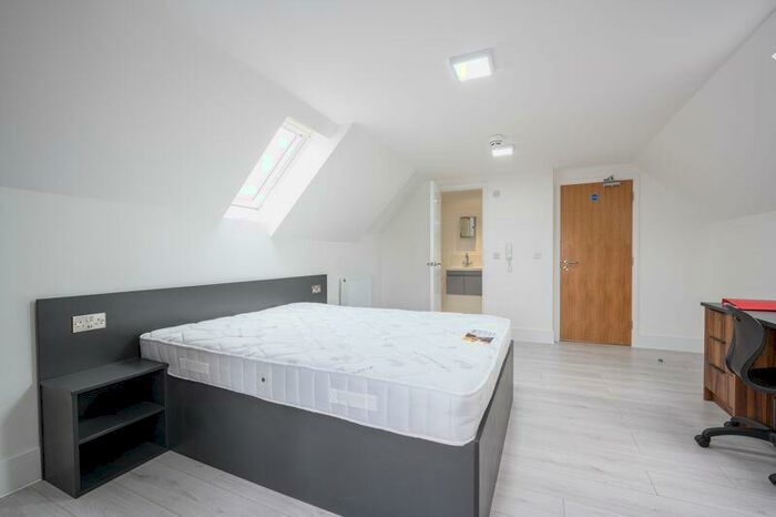 1 Bedroom Flat To Rent In High Street, Walton-On-Thames, KT12