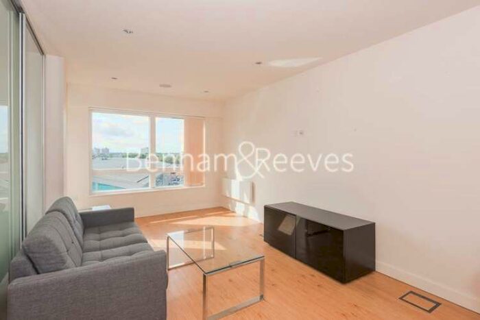 Flat To Rent In Heritage Avenue, Colindale, NW9