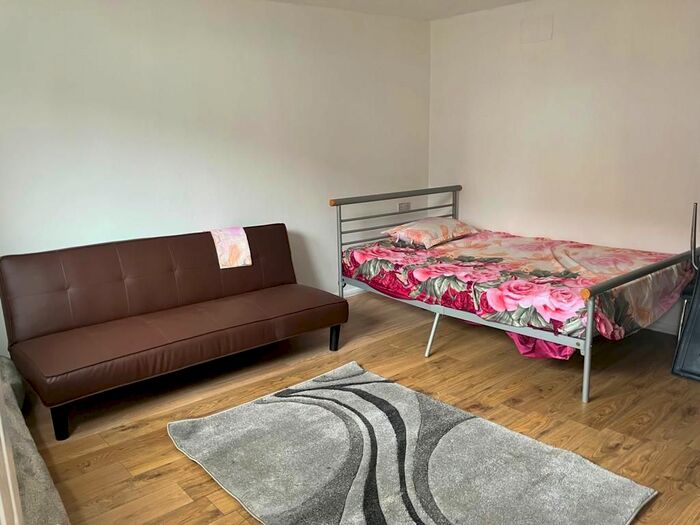 Studio To Rent In Brabazon Road, Hounslow, TW5