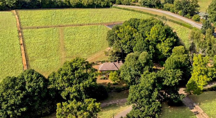 3 Bedroom Detached House For Sale In Well Lane, Bentworth, Alton, Hampshire, GU34