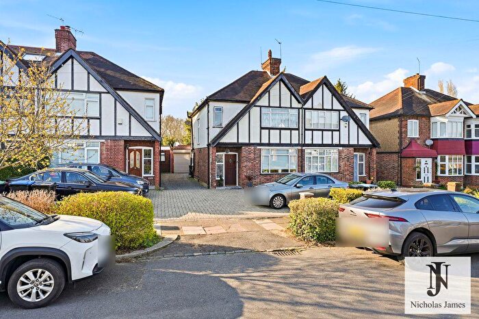 3 Bedroom Semi Detached House For Sale In Greenway, Southgate, N14