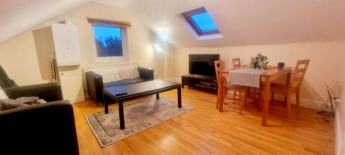 2 Bedroom Flat To Rent In Holmewood Road, London, SW2