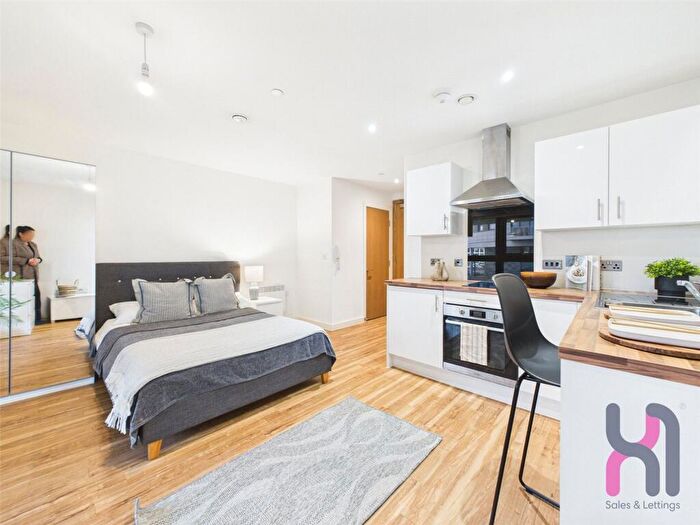 Flat To Rent In Pomona Strand, Old Trafford, M16