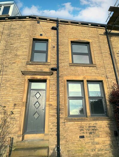 1 Bedroom Flat To Rent In Dryclough Lane, Halifax, HX3