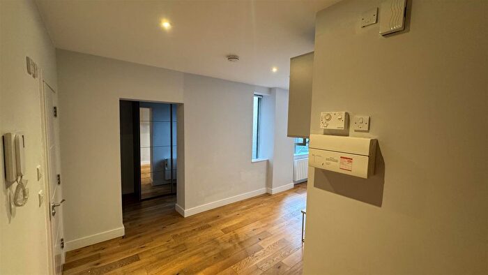 1 Bedroom Flat To Rent In High Street, Feltham, TW13