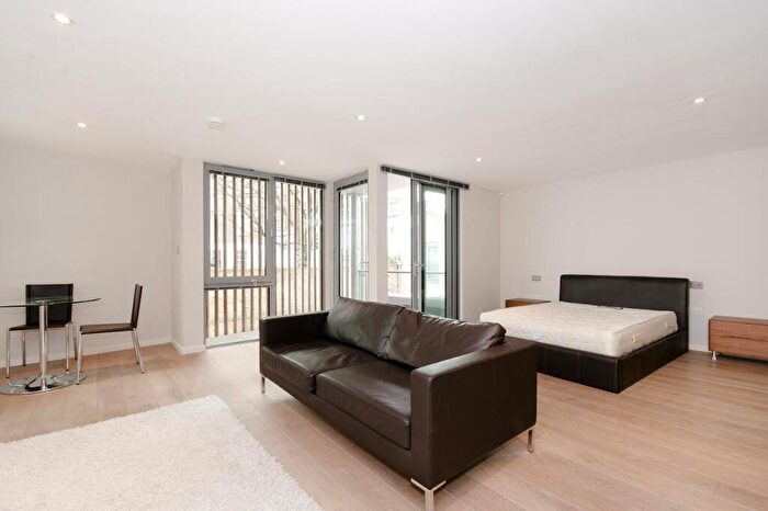 Flat To Rent In Blackthorn Avenue, Islington, N7