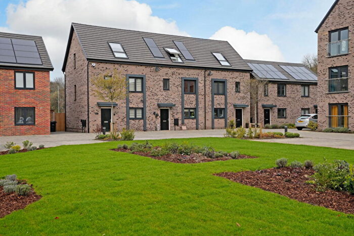 4 Bedroom Town House For Sale In Woodyard Avenue, Tapton, Chesterfield, S41