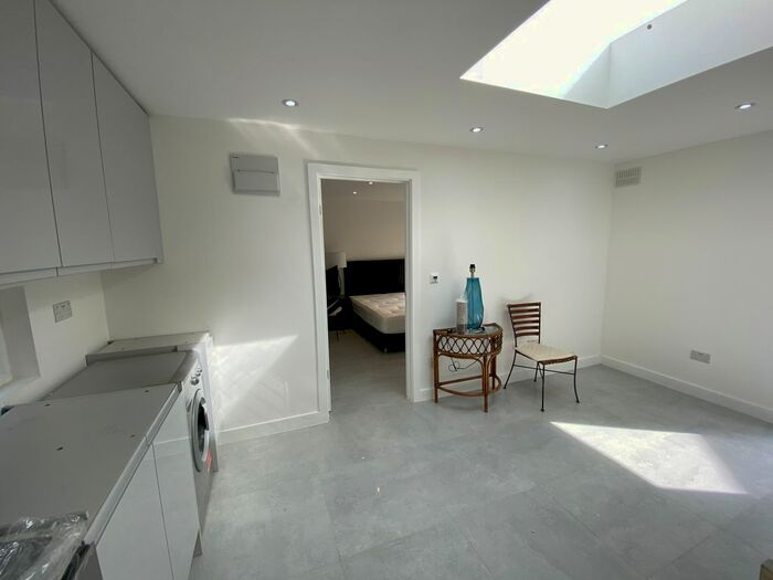 1 Bedroom Detached House To Rent In Ridge Close, Hendon, NW4