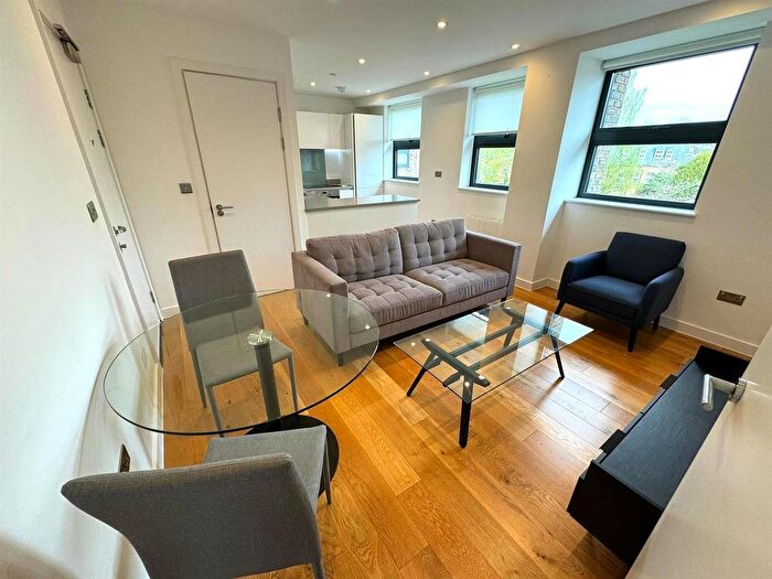 1 Bedroom Flat To Rent In Rockingham Road, Uxbridge, UB8