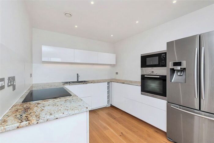 2 Bedroom Flat For Sale In Kingfisher Way, Cambridge, Cambridgeshire, CB2