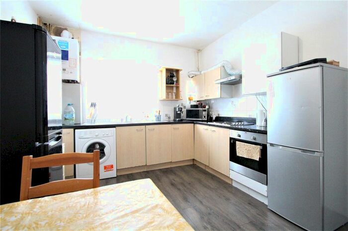 3 Bedroom Flat To Rent In Honeypot Lane, Stanmore, HA7