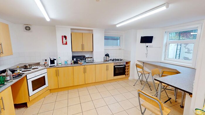 4 Bedroom Semi-Detached House To Rent In Headingley Avenue, Leeds, LS6