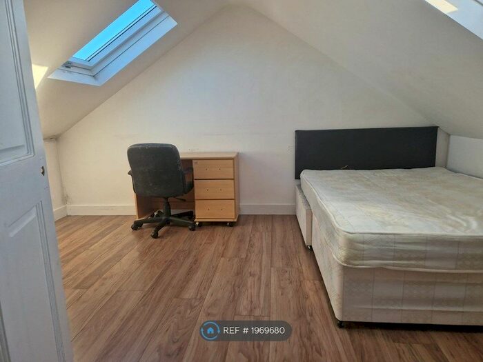 1 Bedroom Flat To Rent In Rosebery Avenue, London, N17