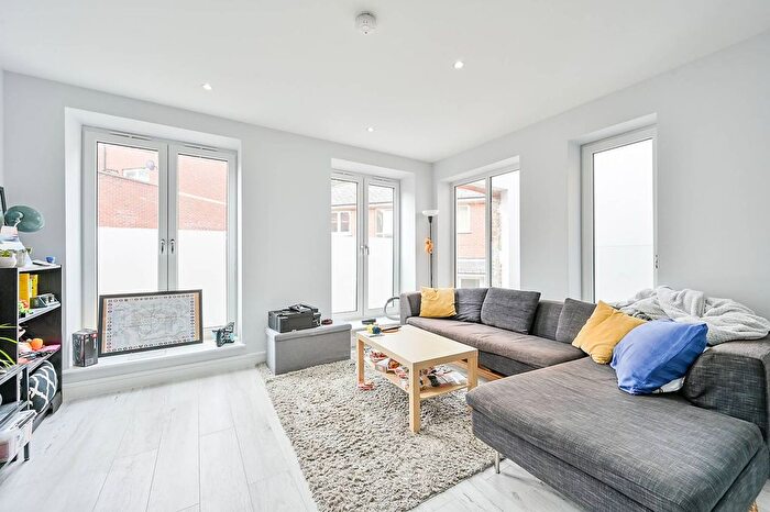 2 Bedroom Flat To Rent In High Street, Acton, W3