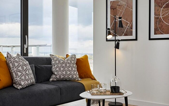 3 Bedroom Flat To Rent In The Highline Radial Avenue, E14