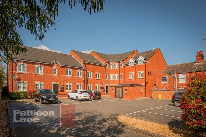 2 Bedroom Flat For Sale In Hawthorn Road, Kettering, NN15