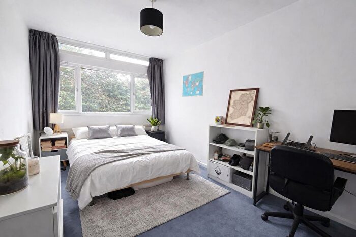 3 Bedroom Flat To Rent In Victoria Rise, London, SW4
