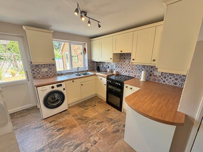 3 Bedroom Detached House For Sale In Twin Oaks Close, Broadstone, BH18 - Photo 8