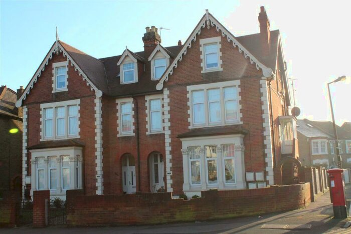 2 Bedroom Flat To Rent In The Ridgeway North Chingford London, E4