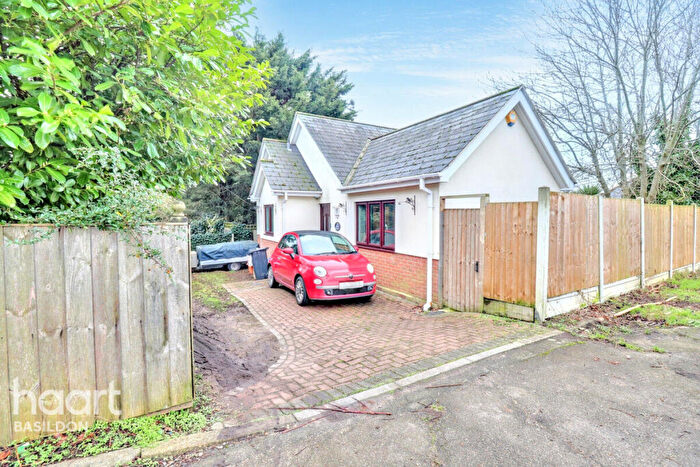 2 Bedroom Bungalow For Sale In Clover Way, Basildon, SS16