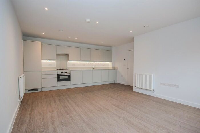 2 Bedroom Flat To Rent In Torrington Close, London, N12