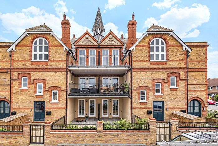 2 Bedroom Flat For Sale In Clarence Crescent, Sidcup, DA14