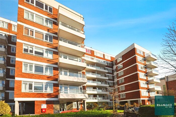 2 Bedroom Flat For Sale In Mayflower Lodge, Regents Park Road, Finchley, London, N3