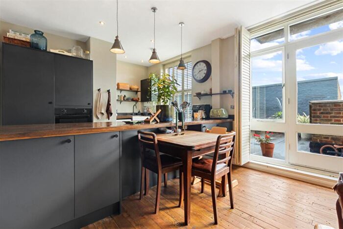 2 Bedroom Flat For Sale In High Street, Petersfield, GU32