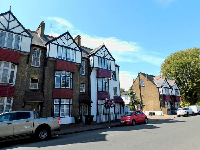 1 Bedroom Flat To Rent In The Avenue, Lower Sunbury, TW16