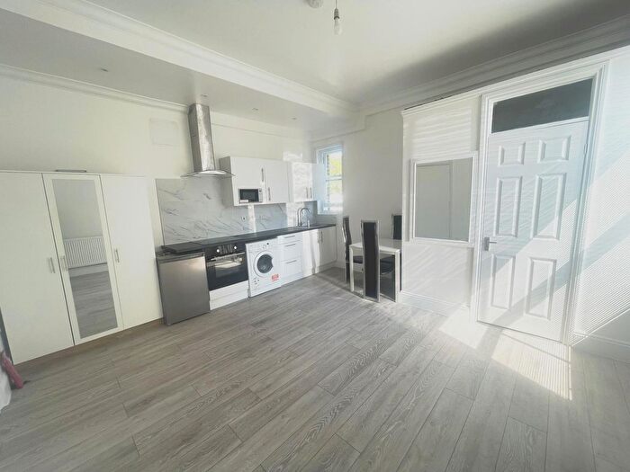 Studio To Rent In Walm Lane, Willesden Green, NW2