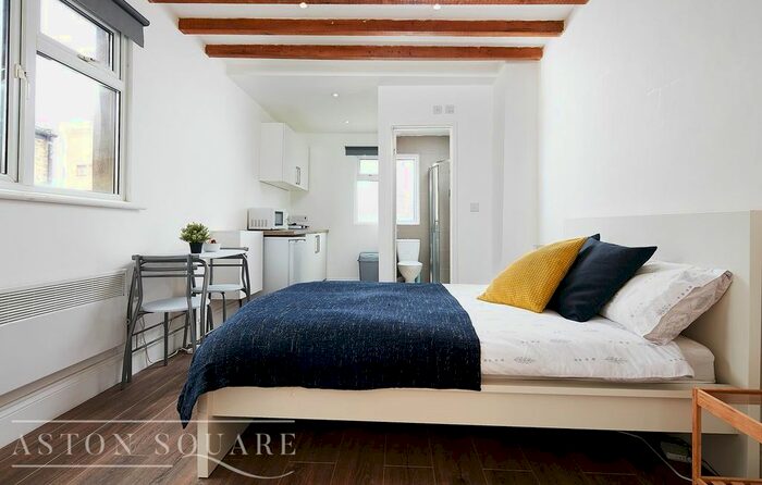 Studio To Rent In West Green Road, London, N15