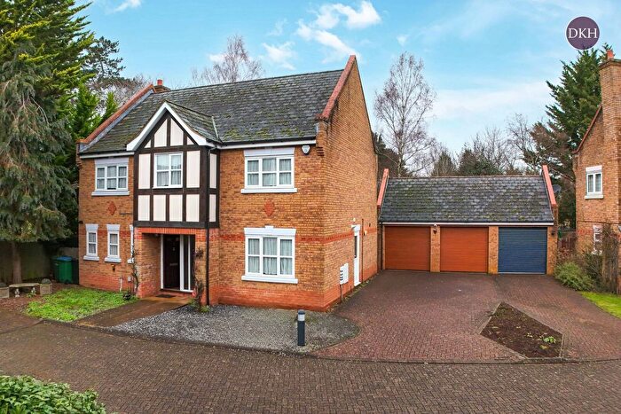 4 Bedroom Detached House For Sale In Yorke Gate, Watford, Hertfordshire, WD17
