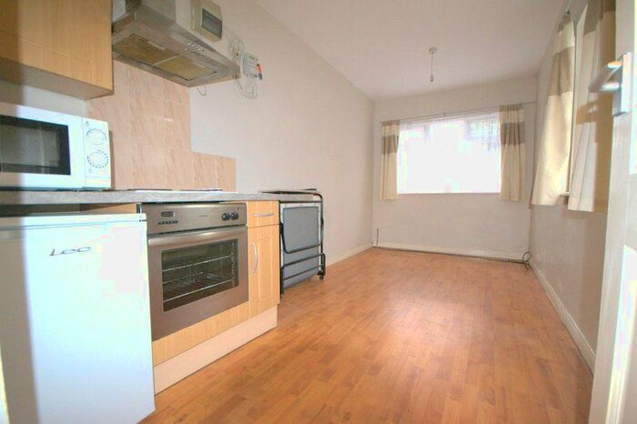 Studio To Rent In Roehampton Vale, Roehampton SW15