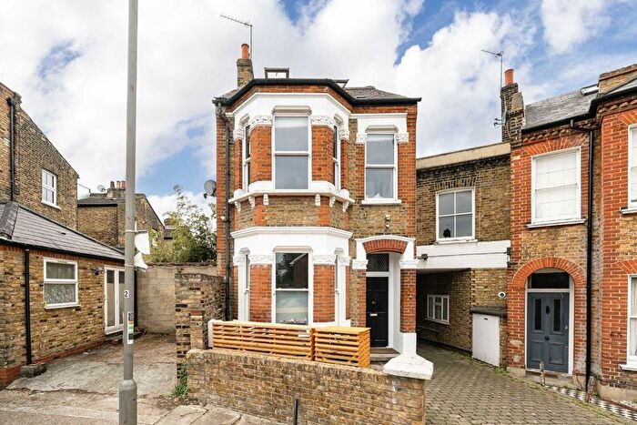 4 Bedroom Flat To Rent In Dingwall Road, Earlsfield, SW18