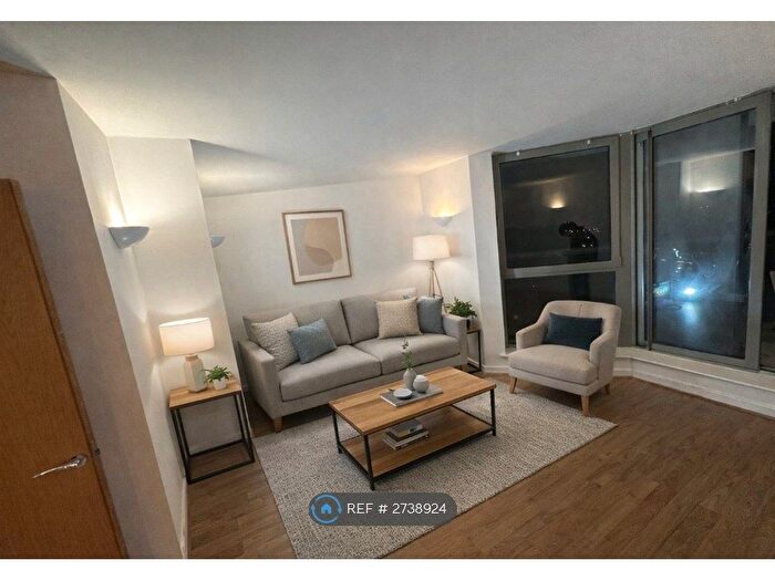 2 Bedroom Flat To Rent In Mercury Gardens, Romford, RM1